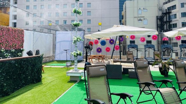 こんにちは😊新倉工業株式会社です✨ 今回の投稿は中の人Nがお送りします✏ 猛暑が続く今日この頃…熱中症警戒アラートが発令される日も増えてきました😨 今回は、新宿歌舞伎町にある、テルマー湯様の設置例をご紹介させていただきます✨ テルマー湯様では、屋上にあるフィットネス施設にミストをご設置いただきました。 こちらではフィットネスの他にもスポーツ観戦やドリンクコーナーなどがあり、 素敵な空間が広がっております💖 そんなテルマー湯様の素敵空間に弊社のミストも仲間入りさせていただきました✨ 皆さんもぜひ、テルマー湯様に行った際にはミストも堪能してくださいね🎶 ・・・MIST DIY 製品概要・・・ 基本セットで1時間噴霧した場合の水道代は なんと1円😲 ※噴霧量：7.2ℓ/1時間 　　　　　 最大30ｍまで延長可能 ノズルの取り付けは30個まで取り付け可能です✨ ※上記以上の数量をご設置希望の場合はご相談ください。 弊社のMIST DIYは熱中症対策にピッタリ✌ 気化熱を利用しているので使用時の体感温度は 使用してないときと比べておよそ5度低くなります😊👌 ワンタッチで水道の蛇口に取り付け、粘着タイプのクリップや結束バンド、 タコ紐等での取り付けが可能なので女性でも簡単に取り付けができます✨ 皆さんもMIST DIYのご購入を検討してみてはいかがでしょうか😌 他にも素敵なアレンジを紹介していこうと思いますのでお楽しみに😉 お問い合わせは下記までお願いします🙋‍♀️ ☎0550-78-6220 ✉mistdiy@niikura.co.jp #冷感ミスト　#MISTDIY　#ミスト　#ミストシャワー　#熱中症　#熱中症対策　#DIY #暑さ対策　#DIY男子　#園芸　#家庭菜園　#ガーデニング　#御殿場　#富士山　#こどものいる生活　#男の子ママ #女の子ママ　#公園　#公園遊び #水遊び #キャンプ #ゆるキャン #プール　#暑さ対策 #BBQ #バーベキュー ＃外遊び ＃フィットネス　#ビアガーデン　#テルマー湯　#夏