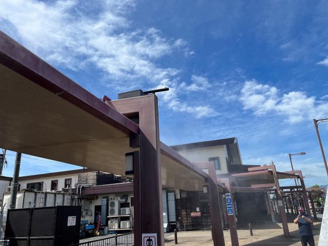 こんにちは😊新倉工業株式会社です✨ 今回の投稿は中の人Nがお送りします✏ １０月に入り涼しい日が続いています😨皆様体調を崩さないようにご注意ください… 今回は、御殿場駅様の設置例をご紹介させていただきます✨ 本日ご紹介させていただくのは “MIST DIY @ 御殿場駅乙女口”です✨ 様々な人が行きかう駅ですが、暑さ対策が印象的な駅ってなかなか無いですよね… でも！御殿場駅は違うんです✨ 富士山口・乙女口ともにミストシャワーを取り付け、暑さ対策を行っていただきました☺ 今日は乙女口の設置例をご紹介いたします🌺 御殿場駅乙女口を御殿場アウトレット様のバス停とは反対側に下ると、 色とりどりの花が飾られた花壇が・・・！ よ～く見てみるとただの花壇ではありません！ 暑さ対策としてミストが出てくる花壇なんです♪ 色とりどりの花と、優しいミストで癒されること間違いなし💛 池にもミストを設置させていただき、お子様も暑さ対策をしながら 楽しむことができたかと思います✨ 今回は御殿場駅での設置例をご紹介させていただきましたが、 弊社ではご家庭への販売も行っております。 皆さんも来年の夏に向けてMIST DIYのご購入を 検討してみてはいかがでしょうか😌 他にも素敵なアレンジを紹介していこうと思いますのでお楽しみに😉 皆さんも是非素敵なアレンジを投稿してみてください📷✨ その際はタグ付けをお願いします👀 お問い合わせは下記までお願いします🙋‍♀️ ☎0550-78-6220 ✉mistdiy@niikura.co.jp #冷感ミスト　#MISTDIY　#ミスト　#ミストシャワー　#熱中症　#熱中症対策　#DIY #DIＹ女子　#DIY男子　#園芸　#家庭菜園　#ガーデニング　#御殿場　#水遊び　#こどものいる生活　#男の子ママ #女の子ママ　#公園　#公園遊び #水遊び #御殿場 #プール　#BBQ #バーベキュー ＃外遊び ＃親子　#フラワーアレンジメント　#夏　#暑さ対策　＃ごてなつ2022 #御殿場駅 #御殿場観光 #御殿場プレミアムアウトレット