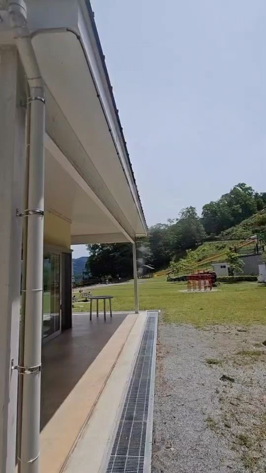 こんにちは😊新倉工業株式会社です✨ 第67 回目投稿は、NIIKURA メンバーの　S　がお送りします✏ 梅雨に入っておりますね！ みなさまいかがお過ごしでしょうか👀 御殿場市は肌寒い日々です。 今回の投稿は、とっても素敵な “神奈川県立　山北つぶらの公園様”に設置させていただいた様子を UPさせていただきます❣ 日差しがある中でも、 熱中症予防、 まわりの地面自体も冷やすことができちゃいます😊 これなら、夢中で遊ぶことができますし、 見守るご家族も安心度UPですよね😊 見た目にも涼しいMIST DIY😊 皆さんに”涼”を感じていただければ幸いです❣ 年々上がる気温や、強力な日射し、熱中症対策… “MIST DIY” で、お助けしちゃいます❣ ぜひ、あなたの生活の一部にも取り入れてみませんか？ 今回は公園でのご使用ですが、もちろん、ご自宅でも簡単にご使用できますよ😍 DIY製品 なのでノズルの追加や、 チューブの長さの変更など あらゆるオプション対応をすることもできちゃいます✌ 皆さまのお庭で簡単に、いろんなカタチで使えるので、 まさに使い方は“あなた次第”なDIY製品なのです😊✌ 皆さんも暑さ対策に、ご検討されてはいかがでしょうか。 MIST DIY は気化熱を利用していて、 使用時の体感温度は使用してないときと比べて およそ5度低くなります😊👌 5度っていうと結構な温度差がありますよね😲 今では少なくなったかもしれませんが、夏に玄関の前などに水をかける “打ち水”も気化熱を利用していますよね😊 なんと基本セットで1時間噴霧した場合の水道代は 1円なんです😲 噴霧量：7.2ℓ/1時間 　　　　　 最大30ｍまで延長可能 ノズルの取り付けは30個まで取り付け可能です✨ ※上記数量以上の取付をご希望の場合はご相談ください。 MIST DIYは水道の蛇口に取り付けるだけで使用可能です。 粘着タイプのクリップや結束バンド、タコ紐等での取り付けが可能なので 誰でも簡単に取り付けができます✨　 また、従来品と比べチューブも柔らかくなったので、 アレンジも楽々できちゃいます✌✨ 皆さんも是非素敵な付け方やアレンジを投稿してみてください📷✨ その際はタグ付けをお願いします👀 お問い合わせは下記までお願いします🙋‍♀️ ☎0550-78-6220 ✉mistdiy@niikura.co.jp #冷感ミスト　#涼感ミスト　#MISTDIY　#ミスト　#ミストシャワー　#熱中症　#DIY　#diy #園芸　#新倉工業　#静岡県#御殿場市　#富士山　# リラクゼーション　#いたわる　#公園遊び #水遊び#プール　#海　#観光　#森林の湯　#満点の湯 #山北つぶらの公園 #山北＃公園#神奈川県